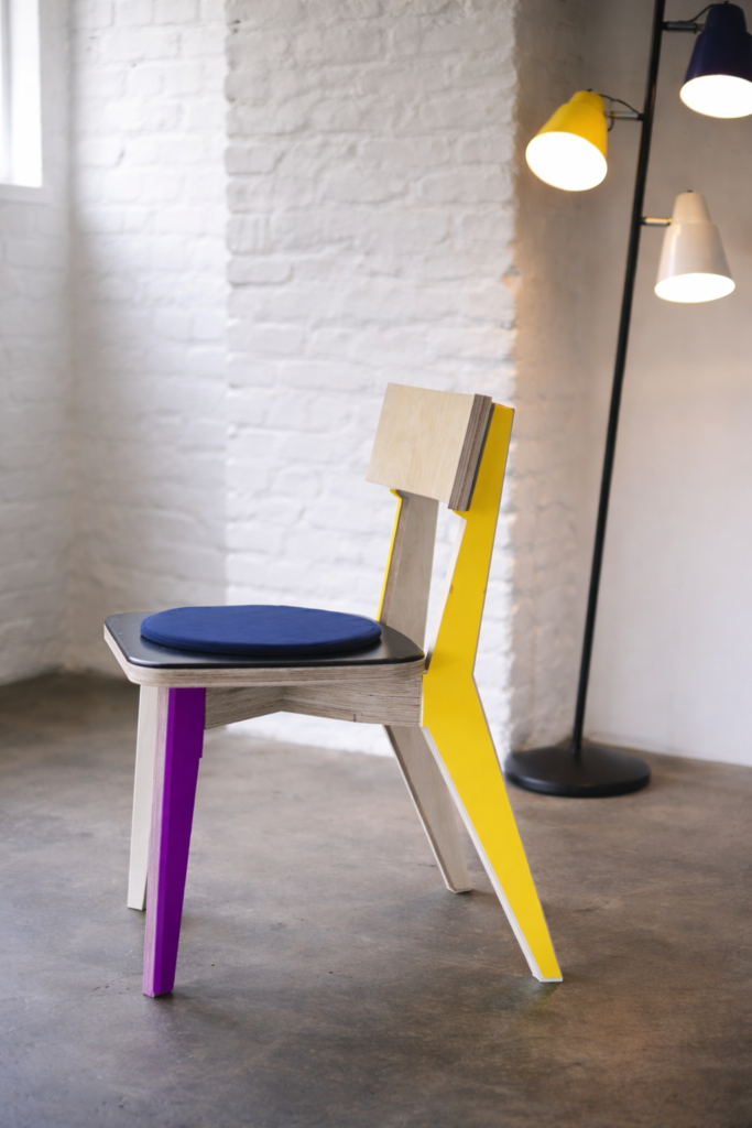 Kleurrijke Stoel In Industrieel Interieur 683x1024
