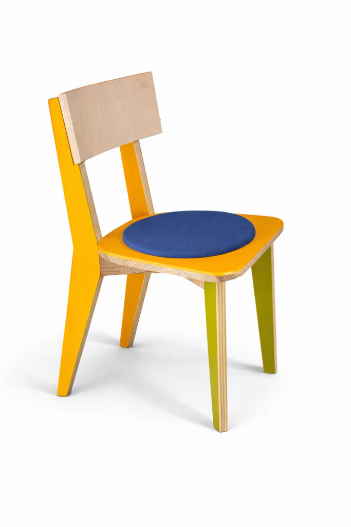 kleurvolle moderne stoel met hout