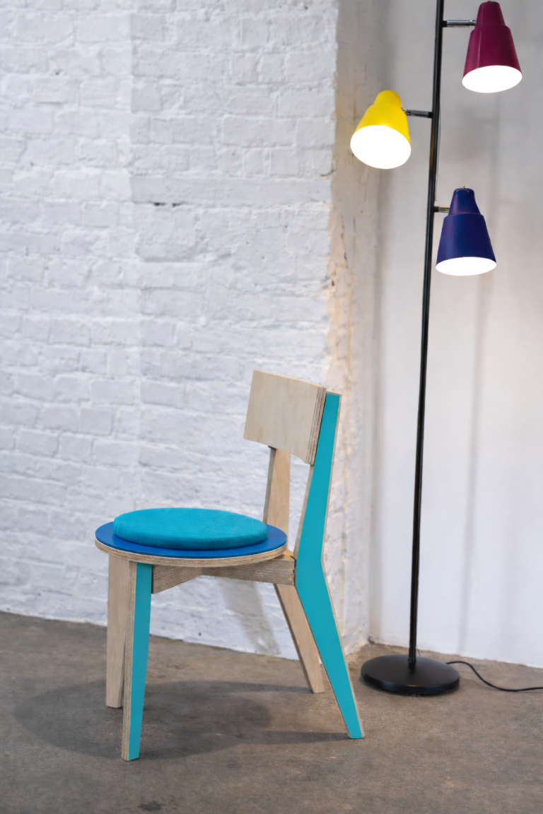 moderne stoel en kleurrijke vloerlamp (1)