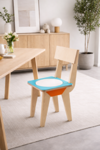 chaise-design-bois-bleu-ciel-orange-blanc.jpg